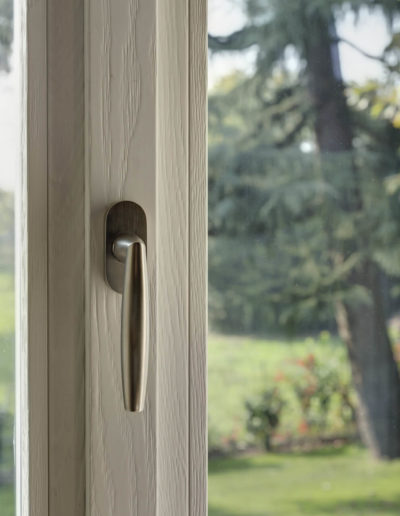Dettaglio maniglia porta finestra in legno alluminio a risparmio energetico