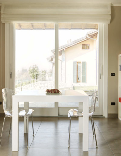 Porta finestra in legno alluminio scorrevole colore bianco moderno