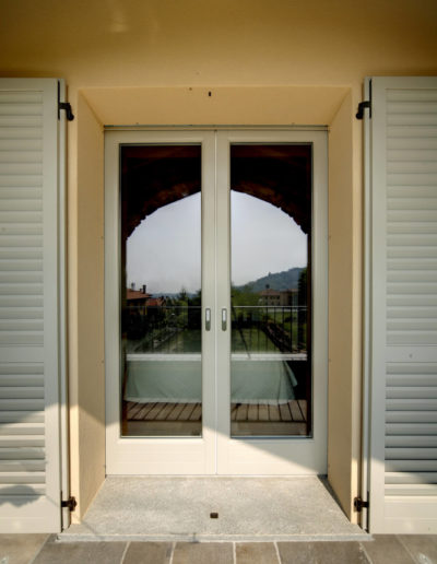 Porta finestra in legno alluminio con persiane