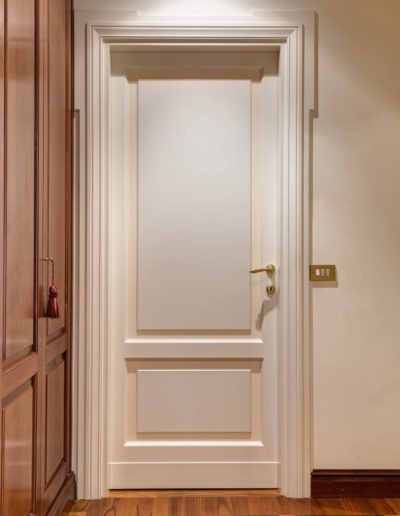 Porte interna in legno colore bianco classico